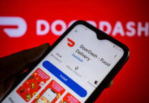 DoorDash Mom Pops Up Behind TRUMP DoorDash Mom Pops Up Behind TRUMP